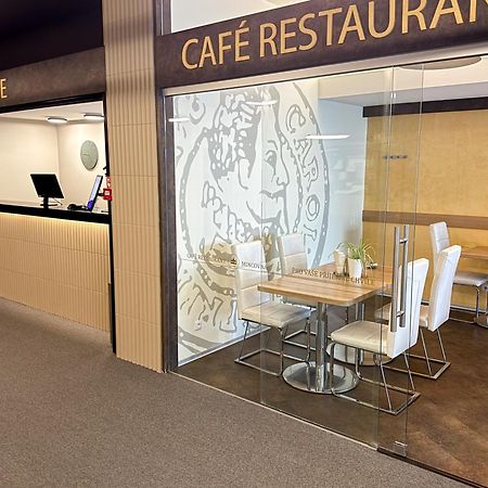 Hotel Koruna 오파바 외부 사진